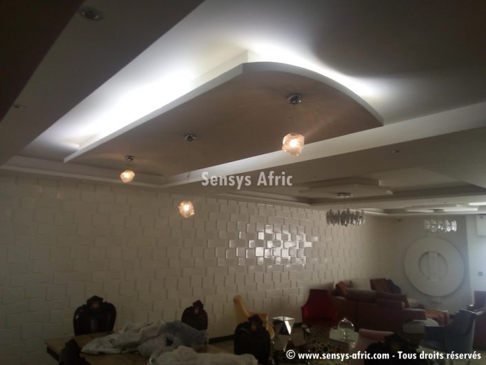Design-décoration-salon-moderne-déco-intérieur-Dakar-Thiès-Saint-Louis-Louga-Sénégal-Sensys-Afric-1-705x529 Faux Plafond 