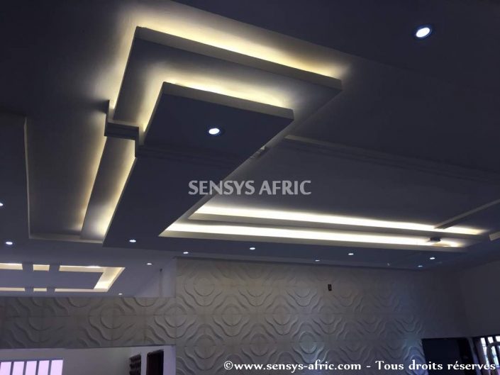 Design-décoration-salon-moderne-déco-intérieur-Dakar-Thiès-Saint-Louis-Louga-Sénégal-Sensys-Afric-7-705x529 Faux Plafond 