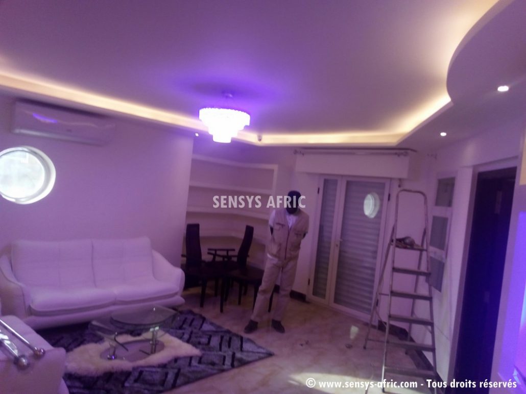 Faux-Plafond-décoration-salon-moderne-déco-intérieur-Dakar-Thiès-Saint-Louis-Louga-Sénégal-Design-Sensys-Afric-6-1030x772 Décoration Salon Moderne 