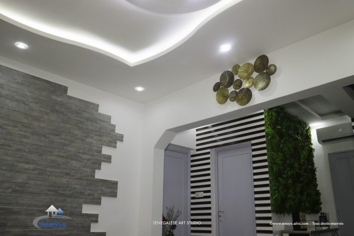 Décoration-boutique-salon-de-beauté-Atélier-Beauty-Dakar-Design-Sensys-Afric-705x470 Faux Plafond  Sensys Afric - Laissez libre court à votre imagination