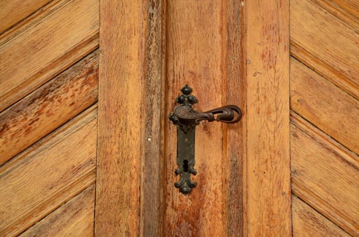 Design-portes-en-bois-Dakar-porte-bois-Sénégal-Sensys-Afric-705x466 Pourquoi choisir une porte en bois au Sénégal 