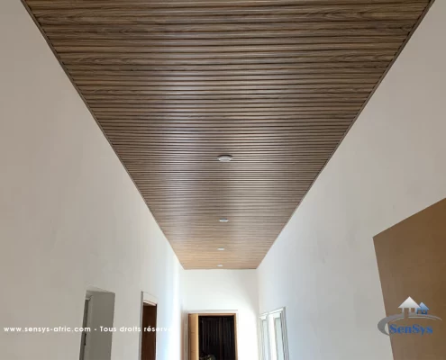 faux-plafond-bois-ajoure-1-495x400 Faux plafond dakar, Décoration intérieure au Sénégal  Sensys Afric - Laissez libre court à votre imagination