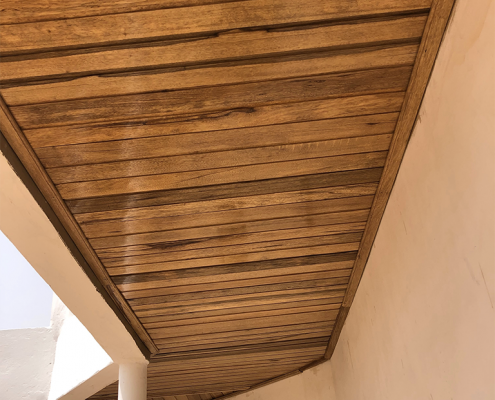 le-bois-ajouré-faux-plafond-senegal-1-495x400 Faux Plafond en bois 